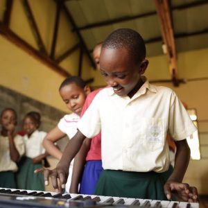 Kelly Rohrbach Instagram - #PFCDay2018, We believe in change @PlayingForChangeFoundation, an organization that provides children all over the world with free music and arts education. Join the movement to change lives.
Invest in Children! Invest in the future! Invest in Love!
www.playingforchange.org/donate
#OneLove #WeArePlayingForChange 🎼🎧🎸🎷🎻🎺😊