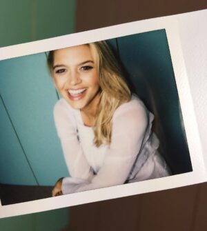 Kelly Rohrbach Instagram - cheese🧀! polaroids on set 🎞