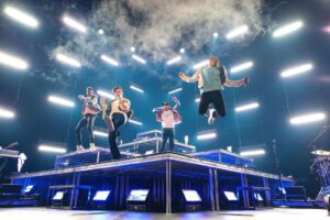Kendall Schmidt Instagram - Sell out the @thegarden 
☑️

This will be a night to remember. Thank you to everyone who made it possible. 
Swipe to see some awesome pics from @lakejustin