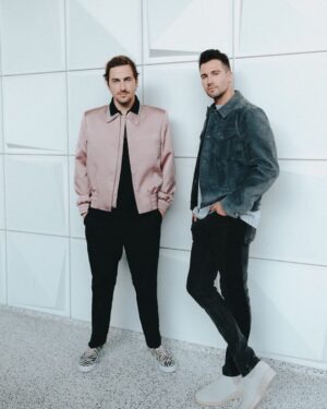 Kendall Schmidt Instagram - Cool wall bro let’s take a photo 😂

📸 @jordankelseyknight 
👕 @alimullin 
.
.
.
#bigtimerush #btr #music #kendallschmidt #jamesmaslow #musicians #singers #mensfashion #menstyle