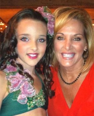 Kendall Vertes Instagram - Happy birthday to my superwoman🩷 you make life so much easier and I cannot be more thankful. My role model, bestfriend, biggest fan, and the best dancemom. I love you to the moon and back🤍