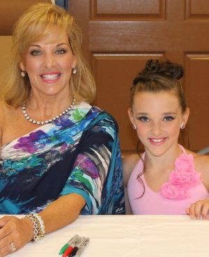 Kendall Vertes Instagram - Happy birthday to my superwoman🩷 you make life so much easier and I cannot be more thankful. My role model, bestfriend, biggest fan, and the best dancemom. I love you to the moon and back🤍