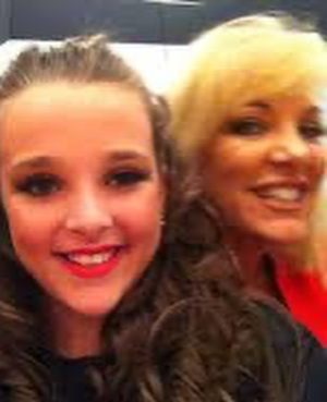 Kendall Vertes Instagram - Happy birthday to my superwoman🩷 you make life so much easier and I cannot be more thankful. My role model, bestfriend, biggest fan, and the best dancemom. I love you to the moon and back🤍