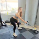 Kenisha Awasthi Instagram - An excellent exercise that my Coach @niktransformerking_nik taught me. Works your- - Arms -Back -Abs and - Legs ..all at the same time . Remember to : -Keep your core tight -Stay in a squatted position the whole time -Arch your back -Breathe out as you pull in. #kenishafitnesspro #kenisha #myweightlossjourney #totalbodytransformation #strengthtraining101 #bestfortoday #reelfortoday