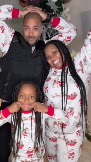 Keshia Knight Pulliam Instagram - Anyone else have a hard time getting the perfect holiday pic?!? I give up #MomLife 🤷🏾‍♀️😂 

Even without the perfect pic… it was definitely the perfect day!! Wishing you and your family a very #MerryChistmas 🎅🏾❤️🎅🏾