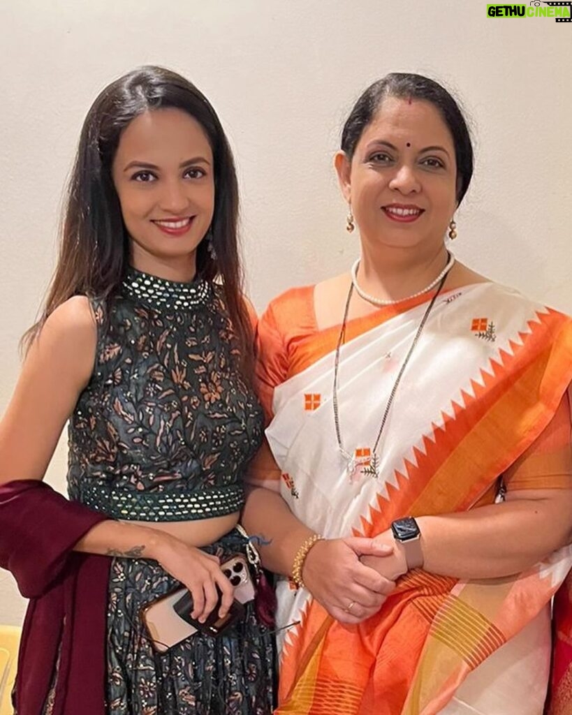 Ketaki Mategaonkar Instagram - #backstage When mother and daughter sang together after a long long time! 🥹 काही आशीर्वाद शब्दांच्या पलीकडे असतात! माझ्या आईची मुलगी म्हणून जन्म घेणे हा सर्वात मोठा आशीर्वाद आहे. 💜 जरी ती माझ्याबाबतीत खूप strict असली तरी आई पेक्षा पार्टनर इन क्राइम असते 😂🙄 🌱🍀 #JustMoments आई सोबतच्या माझ्या नात्याबद्दलची सर्वात चांगली गोष्ट म्हणजे, आम्ही काहीही आणि किती ही वेळ बोलतो आणि तरीही ते पुरेसे नसते . तुमच्या आईसोबतच्या तुमच्या नात्याची सगळ्यात छान गोष्ट कोणती आहे? 🌹😇 मला कळवा. आणि आईला ही विचारा. Some blessings are beyond words! To be born as my mom’s daughter , is the biggest blessing. 💜🥹 Though she’s sometime too tough on me, I love it 🙄🥰🌱🍀 #JustMoments The best part about my relationship with aai is, we talk anything and everything and yet it’s not enough! What is the best part of your relationship with your mother? 🌹😇 Let me know. “कुछ आशीर्वाद शब्दों से परे होते हैं! मेरी माँ की बेटी के रूप में जन्मना, सबसे बड़ा आशीर्वाद है। 💜🥹 यहां तक कि वह कभी-कभी मेरे पर बहुत सख्त होती हैं, मुझे यह पसंद है 🙄🥰🌱🍀 #JustMoments मेरे और माँ के बीच की सबसे प्यारी चीज में से एक यह है, हम हर बात और हर चीज़ की बात करते हैं और फिर भी वह कम पड़ जाती है! आपके और आपकी माँ के बीच का सबसे अच्छा हिस्सा क्या है? 🌹😇 मुझे बताएं।” “आपके और आपकी माँ के बीच का सबसे प्यारी चीज क्या है? 🌹😇 मुझे बताएं।” @suvarnamategaonkar #ilovemymom #motherdaughter