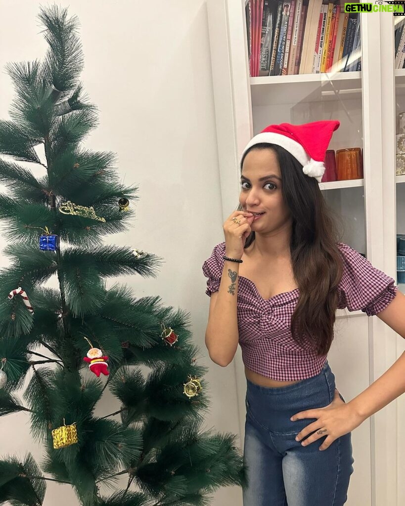 Ketaki Mategaonkar Instagram - Too much of holiday fever! 😛😘🌲 PC: mazi aaiiiiiiiii @suvarnamategaonkar