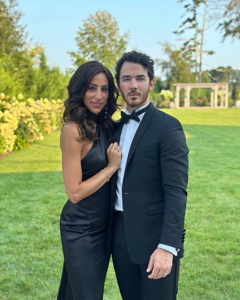 Kevin Jonas Instagram - The perfect date 🖤