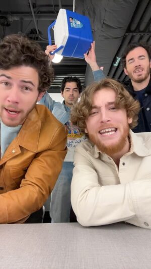 Kevin Jonas Instagram - #StrongEnough at @collegegameday 🔥