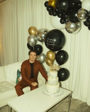 Kevin Jonas Instagram - Thanks for all the birthday wishes and to my beautiful wife @daniellejonas for my incredible cake! I don’t feel a day over 36 😉