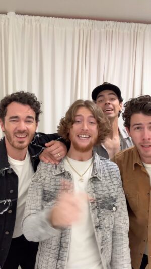 Kevin Jonas Instagram - BZ x @jonasbrothers is GOIN DOWN🤩

“Strong Enough” DROPS November 10th😳 AND you can Presave it at the link in my bio❤️

Can’t wait for yall to jam this one😎LETS FREAKIN GOOOOOO🔥🤘
