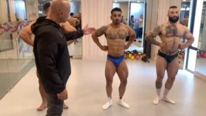 Kevin Levrone Instagram - Body building is a art form and it’s all about creating an allusion on stage. The tie ends, the shoulder to waist taper it’s what our sport was created on, somehow we’re drifting away. Today i made some free time working on some posing with @chhitiz_lifts  and @thakuraddy young inspiring body builders. #levrone #passingitforward #onelove