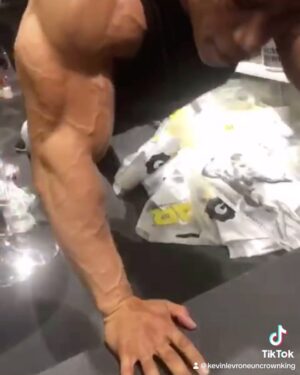 Kevin Levrone Instagram - Everything is mental.  When you apply yourself 100% to your goals and dreams they can become reality. #levrone #uncrownedking