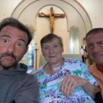 Kevin Smith Instagram - 20 years ago today, my Dad died. So this morning, my brother Don and I took our Mom to church. Shockingly, the roof didn’t cave in on the director of DOGMA. The mass was celebrated in memory of Pop - a man who shaped my life, both literally and figuratively before he left this world. Two decades back, my whole family happened to be in Philadelphia at the same time - so they all came to my #wizardworldphilly Q&A. After the Q&A, we went to dinner at @mortonssteak: @jenschwalbach, me, Dad, Donald, @donsgirlgrace, @virginia_in_vienna & her husband Eric (Don’s husband Jerry was stuck in Florida), where we had the time of our lives for the last time in his life. After a memorable meal with the family he co-created, Dad died in the wee hours of the following morning, June 1, 2003. A portion of his ashes have resided with me since his cremation, as a constant reminder of the quiet patriarch without whom I wouldn’t even exist. My sister has long maintained that I based Silent Bob on Dad - the guy who said very little unless he had something funny or insightful to impart (ironically, that would mean Jay is based on my Mom). I don’t know if I got Silent Bob from Dad, but I got nearly everything else. In the pic of me at the lectern, the bald spot in the front row is my Father - who fed me Standup comedy albums as a kid and loved to watch me talk to a crowd, knowing those records made an impact on his youngest son. While growing up, Dad took me to the movies all the time too - so he likely knew both my careers as a storyteller came indirectly from his unintentional influence. I’m happy he got to meet @harleyquinnsmith (he was a big fan), but he’s been gone twenty years and I still miss him. So if you can (and if you wanna), hug your Dads for me today, Kids. And if you’re in Toronto on Friday or Jersey on Saturday, come see me at the @sandersoncentrebrantford or @smodcastlecinemas. That sounds like a self-serving plug because it is - but it’s also in memory of a guy who’d still be in the front row watching me if he could. Miss you, Pop. Rest in Power. #KevinSmith #dad #mementomori