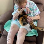 Kevin Smith Instagram - Hallelujah, Mom’s home! After over 10 weeks in hospitals (including a few near-death days), my Mom is finally back in her house again, reunited with her beloved 20 year old cat, Princess! Thank you to everyone who sent both well-wishes and cards these past few months. It meant the world to Mom (and me). If you can, go hug your Mom’s, Kids! #KevinSmith #mom #catsofinstagram
