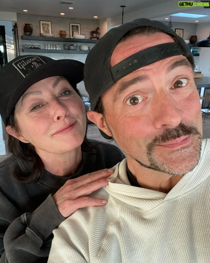 Kevin Smith Instagram - MIDDLE-AGED MALLRATS! @theshando and I got together in her massive Malibu mansion to talk about #Charmed, #90210, #Heathers #Mallrats and more on her LET’S BE CLEAR podcast! We both learned stuff we didn’t know in 1995 (Shannon being in the cast got us a green-light; then Mallrats killed her movie career) and we both laughed lots! From watching her show on a rabbit-eared television set on the counter in @quickstopgroceries in the early 90’s to malling Minnesota with her and @jaymewes, this is the story of how much Shannon has meant to me and my life! Hear part 1 of our discussion wherever you get your podcasts! #KevinSmith #shannondoherty #letsbeclearwithshannendoherty