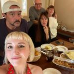 Kevin Smith Instagram – Happy Thanksgiving, Kids!
I had a lovely day with the family, gorging on savory starches! And I couldn’t have afforded that without your continued financial support of my (f)arts and crafts. I’m sincerely thankful anybody still gives a shit about my nonsense, as it’s been nearly 30 years since it all started. If you ever saw me live at @smodcastlecinemas or bought stuff from @jayandsilentbobstash this year, you made this memory possible. I’m incredibly grateful. Also, if you watch Fat Man Beyond, you likely heard me tell the story of how Jen shattered her hip and had emergency hip replacement surgery 3 weeks ago. The good news is she’d mended enough to make it upstairs to the table as well. I gave thanks yesterday, but today? I’m feeling grateful. #KevinSmith #thanksgiving