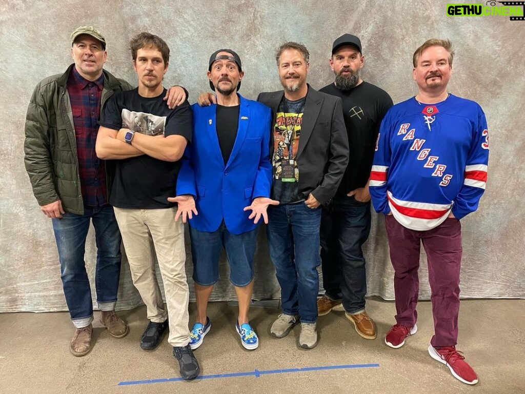 Kevin Smith Instagram - Mallrats, 28 years later. @jasonlee, @jaymewes, me, @jeremylondonactor, @ethansuplee & @briancohalloran! Thank you to the @twincitiescon for bringing us all back to Minnesota together for the first time since 1995. #KevinSmith #mallrats #twincitiescomiccon