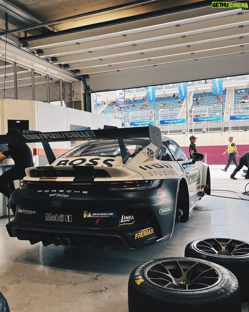 Kevin Vechiatto Instagram - hoje foi dia de @porschecupbrasil e eu curti muito no box lounge da @boss @brenozane 🫶