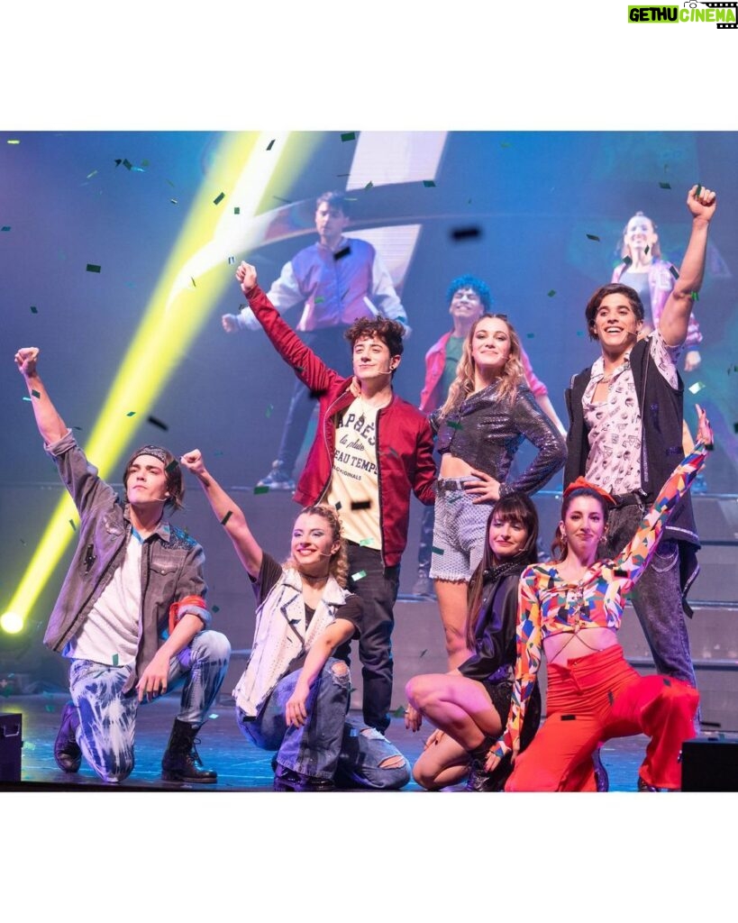 Kevsho Instagram - probablemente no debe existir sensación más linda que la de ser consciente que estás cumpliendo un sueño y eso me pasó el sábado. ahí estaba yo (y un elenco hermoso) actuando, cantando y bailando en el teatro gran rex 🥹. ojalá pudiera poner en palabras lo que estoy sintiendo, pero simplemente a veces no se puede. si me siguen hace mucho sabrán lo importante que es para mí lo que estoy viviendo y voy a repetir lo que les digo siempre porque yo pensaba que era mentira pero no lo es. SUEÑEN. así en mayúscula, en grande. sueñen y trabajen por sus sueños. si yo pude, siendo de mar del plata, sin tener contactos, sin nada. ustedes también 🥲. entrelazados live! que show increíble, que experiencia inolvidable. gracias @battistamina y @arieldelmastro por dirigirnos y guiarnos como lo hicieron, que lindo aprender de ustedes. gracias @nanipochu y @ninairaolagoitia por lograr esas coreografías y puestas tremendas. gracias @ozonoproducciones por ser tan profesionales y armar semejante show en tan poco tiempo. gracias al elenco y bailarines que compartimos tantas horas estas últimas semanas por estar siempre ya sea para ayudar, motivar, enseñar, reír, abrazar, todo. gracias a toda la familia Disney, realmente amo ser parte y soy feliz aprendiendo de la mano de ustedes. y por último, gracias a todos los fans de la serie y a los que me conocen de antes también, por ser tan incondicionales y bancarme en todas, jamás voy a poder agradecer tanto amor. se nos viene la segunda temporada, prepárense que el final de esta historia todavía no está escrito ⏳ Teatro Gran Rex