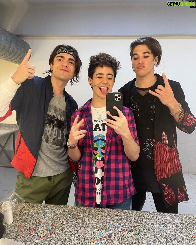 Kevsho Instagram - probablemente no debe existir sensación más linda que la de ser consciente que estás cumpliendo un sueño y eso me pasó el sábado. ahí estaba yo (y un elenco hermoso) actuando, cantando y bailando en el teatro gran rex 🥹. ojalá pudiera poner en palabras lo que estoy sintiendo, pero simplemente a veces no se puede. si me siguen hace mucho sabrán lo importante que es para mí lo que estoy viviendo y voy a repetir lo que les digo siempre porque yo pensaba que era mentira pero no lo es. SUEÑEN. así en mayúscula, en grande. sueñen y trabajen por sus sueños. si yo pude, siendo de mar del plata, sin tener contactos, sin nada. ustedes también 🥲. entrelazados live! que show increíble, que experiencia inolvidable. gracias @battistamina y @arieldelmastro por dirigirnos y guiarnos como lo hicieron, que lindo aprender de ustedes. gracias @nanipochu y @ninairaolagoitia por lograr esas coreografías y puestas tremendas. gracias @ozonoproducciones por ser tan profesionales y armar semejante show en tan poco tiempo. gracias al elenco y bailarines que compartimos tantas horas estas últimas semanas por estar siempre ya sea para ayudar, motivar, enseñar, reír, abrazar, todo. gracias a toda la familia Disney, realmente amo ser parte y soy feliz aprendiendo de la mano de ustedes. y por último, gracias a todos los fans de la serie y a los que me conocen de antes también, por ser tan incondicionales y bancarme en todas, jamás voy a poder agradecer tanto amor. se nos viene la segunda temporada, prepárense que el final de esta historia todavía no está escrito ⏳ Teatro Gran Rex