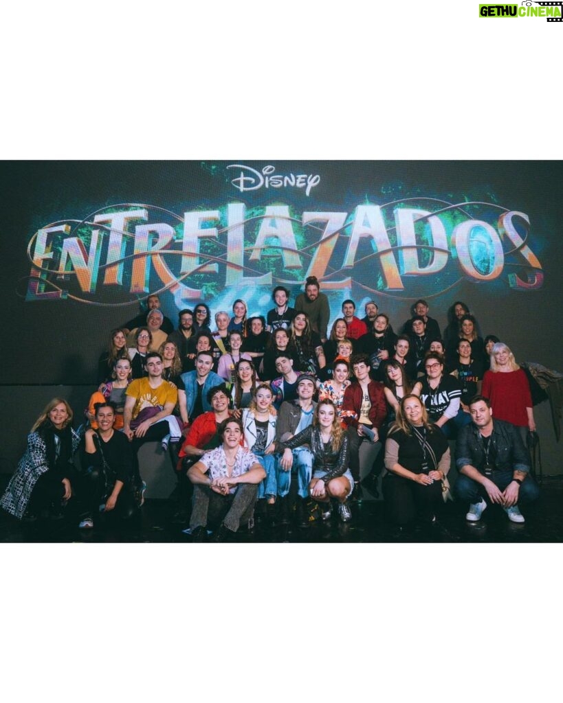 Kevsho Instagram - probablemente no debe existir sensación más linda que la de ser consciente que estás cumpliendo un sueño y eso me pasó el sábado. ahí estaba yo (y un elenco hermoso) actuando, cantando y bailando en el teatro gran rex 🥹. ojalá pudiera poner en palabras lo que estoy sintiendo, pero simplemente a veces no se puede. si me siguen hace mucho sabrán lo importante que es para mí lo que estoy viviendo y voy a repetir lo que les digo siempre porque yo pensaba que era mentira pero no lo es. SUEÑEN. así en mayúscula, en grande. sueñen y trabajen por sus sueños. si yo pude, siendo de mar del plata, sin tener contactos, sin nada. ustedes también 🥲. entrelazados live! que show increíble, que experiencia inolvidable. gracias @battistamina y @arieldelmastro por dirigirnos y guiarnos como lo hicieron, que lindo aprender de ustedes. gracias @nanipochu y @ninairaolagoitia por lograr esas coreografías y puestas tremendas. gracias @ozonoproducciones por ser tan profesionales y armar semejante show en tan poco tiempo. gracias al elenco y bailarines que compartimos tantas horas estas últimas semanas por estar siempre ya sea para ayudar, motivar, enseñar, reír, abrazar, todo. gracias a toda la familia Disney, realmente amo ser parte y soy feliz aprendiendo de la mano de ustedes. y por último, gracias a todos los fans de la serie y a los que me conocen de antes también, por ser tan incondicionales y bancarme en todas, jamás voy a poder agradecer tanto amor. se nos viene la segunda temporada, prepárense que el final de esta historia todavía no está escrito ⏳ Teatro Gran Rex