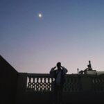 Kevsho Instagram - la luna y yo en un balconcito de barcelona 🌕🤍