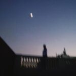 Kevsho Instagram - la luna y yo en un balconcito de barcelona 🌕🤍