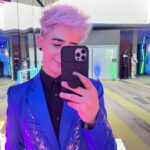 Kevsho Instagram - día de premiere y por fin ya puedo decir que ENTRELAZADOS ESTÁ DISPONIBLE en todo el mundo 🌎 espero que la disfruten tanto como yo al grabarla 🥲 Félix los espera en @disneyplusla 🤍 gracias @panni_margot por vestirme, literalmente me puse una obra de arte hecha especialmente para mí 🙏🏼 gracias amigo @santisapag por ayudarme con todo el look y a @terriblenfant por las botas épicas 🤩