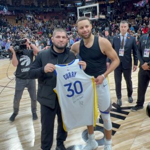 Khabib Nurmagomedov Instagram - With legendary @stephencurry30 in Toronto 🏀