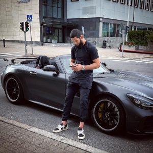 Khamzat Chimaev Instagram - Усманс телефон хьа ц оьц ад вит ша бах 😂📞