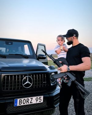 Khamzat Chimaev Instagram - Пусть даже каменные горы, расплавятся в огне сражений, но никакие орды не поставят нас на колени. Непобежденные и в смерти, сойдем мужчинами в могилу.
BAYSANGUR ☝🏼