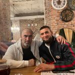 Khamzat Chimaev Instagram - Очень полезно было встретиться с таким человеком, Дал сий дойл хьа Ваша 🥇 #legend @kurbanov_78