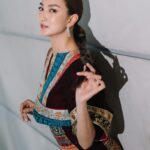 Khemanit Jamikorn Instagram - 𝐀 𝐉𝐎𝐁 𝐈𝐒𝐍’𝐓 𝐉𝐔𝐒𝐓 𝐀 𝐉𝐎𝐁. 𝐈𝐓’𝐒 𝐖𝐇𝐎 𝐘O𝐔 𝐀𝐑𝐄. 💚💛🧡❤️🩷🩵💙💜💖 . . . #ทำงานที่เรารักกันค่ะ #panpaninworkpoint #panpanworkmode ✌🏻 @pitchaclothier @glintzjewelry @kokodanger @powerthanat