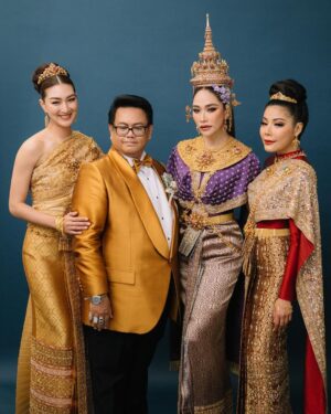 Khemanit Jamikorn Instagram - #แพนแพนผ้าไทย กับ @finaleweddingstudio_co.ltd และ พี่ๆที่รัก ดีใจที่ได้มีโอกาสเป็นส่วนหนึ่งของโชว์ค่ะ💚💛🧡❤️🩷🩵💙💜🤍💖
.
.
.
#panpanworkmode 👱🏼‍♀️☺️✌🏻