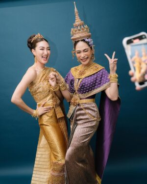 Khemanit Jamikorn Instagram - #แพนแพนผ้าไทย กับ @finaleweddingstudio_co.ltd และ พี่ๆที่รัก ดีใจที่ได้มีโอกาสเป็นส่วนหนึ่งของโชว์ค่ะ💚💛🧡❤️🩷🩵💙💜🤍💖
.
.
.
#panpanworkmode 👱🏼‍♀️☺️✌🏻