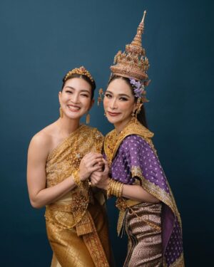 Khemanit Jamikorn Instagram - #แพนแพนผ้าไทย กับ @finaleweddingstudio_co.ltd และ พี่ๆที่รัก ดีใจที่ได้มีโอกาสเป็นส่วนหนึ่งของโชว์ค่ะ💚💛🧡❤️🩷🩵💙💜🤍💖
.
.
.
#panpanworkmode 👱🏼‍♀️☺️✌🏻