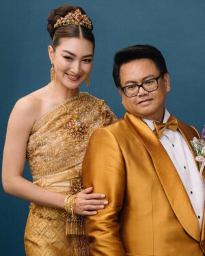 Khemanit Jamikorn Instagram - #แพนแพนผ้าไทย กับ @finaleweddingstudio_co.ltd และ พี่ๆที่รัก ดีใจที่ได้มีโอกาสเป็นส่วนหนึ่งของโชว์ค่ะ💚💛🧡❤️🩷🩵💙💜🤍💖
.
.
.
#panpanworkmode 👱🏼‍♀️☺️✌🏻