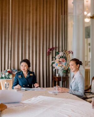 Khemanit Jamikorn Instagram - There is POWER in KINDNESS🤍 
“ภารกิจเคียงคู่ราชนาวี สานต่อและเดินหน้าด้วยหน้าที่สมาคม” 🩵🩵🩵
เป็นเกียรติอย่างยิ่งที่แพนได้มีโอกาสสัมภาษณ์ 
คุณกีรตา พันธุ์เอี่ยม 
นายกสมาคมภริยาทหารเรือ ถึงเรื่องราวที่น่าสนใจและกิจกรรมมากมายของสมาคมที่ทำงานควบคู่กับภารกิจของกองทัพเรือค่ะ
คือความอ่อนโยน สง่างาม ที่เคียงคู่ ความแข็งแกร่ง
ได้ฟังแล้ว ประทับใจมากๆค่ะ 
#ฝากติดตามเร็วๆนี้นะค้า 🙏🏻🤍 
.
.
.
#panpanworkmode #youknowwhatimwearing 👱🏼‍♀️