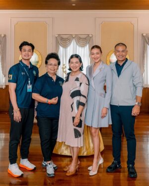 Khemanit Jamikorn Instagram - There is POWER in KINDNESS🤍 
“ภารกิจเคียงคู่ราชนาวี สานต่อและเดินหน้าด้วยหน้าที่สมาคม” 🩵🩵🩵
เป็นเกียรติอย่างยิ่งที่แพนได้มีโอกาสสัมภาษณ์ 
คุณกีรตา พันธุ์เอี่ยม 
นายกสมาคมภริยาทหารเรือ ถึงเรื่องราวที่น่าสนใจและกิจกรรมมากมายของสมาคมที่ทำงานควบคู่กับภารกิจของกองทัพเรือค่ะ
คือความอ่อนโยน สง่างาม ที่เคียงคู่ ความแข็งแกร่ง
ได้ฟังแล้ว ประทับใจมากๆค่ะ 
#ฝากติดตามเร็วๆนี้นะค้า 🙏🏻🤍 
.
.
.
#panpanworkmode #youknowwhatimwearing 👱🏼‍♀️