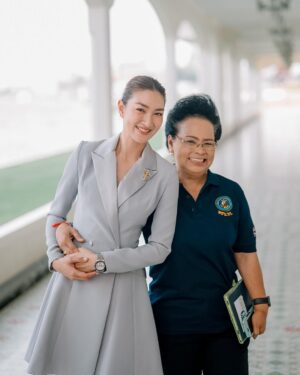 Khemanit Jamikorn Instagram - There is POWER in KINDNESS🤍 
“ภารกิจเคียงคู่ราชนาวี สานต่อและเดินหน้าด้วยหน้าที่สมาคม” 🩵🩵🩵
เป็นเกียรติอย่างยิ่งที่แพนได้มีโอกาสสัมภาษณ์ 
คุณกีรตา พันธุ์เอี่ยม 
นายกสมาคมภริยาทหารเรือ ถึงเรื่องราวที่น่าสนใจและกิจกรรมมากมายของสมาคมที่ทำงานควบคู่กับภารกิจของกองทัพเรือค่ะ
คือความอ่อนโยน สง่างาม ที่เคียงคู่ ความแข็งแกร่ง
ได้ฟังแล้ว ประทับใจมากๆค่ะ 
#ฝากติดตามเร็วๆนี้นะค้า 🙏🏻🤍 
.
.
.
#panpanworkmode #youknowwhatimwearing 👱🏼‍♀️