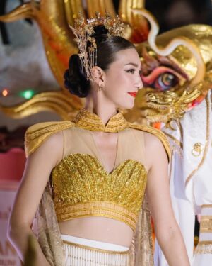 Khemanit Jamikorn Instagram - 108ปี ตรุษจีนปากน้ำโพ มากับจุฬาเฮิร์บค่ะ ครั้งแรกที่ได้มีโอกาสเห็นประเพณีตรุษจีนที่งดงาม และได้ร่วมขบวนแห่ที่ยิ่งใหญ่ของจังหวัดนครสวรรค์ค่ะ 🪭❤️🌤️ 🙏🏻 เป็นเกียรติมากๆๆค่ะ 💛🧡❤️🩷🪭🧧
.
.
.
#108ปีสีสันแห่งศรัทธา @julaherb 🩷🪭 
#ปีมังกรทอง #ราชินีหงษ์สวรรค์ @powerthanat @nun_sunday27 @memories__traveler @chaisiri_stylist @ty_nueng 💕💕💕