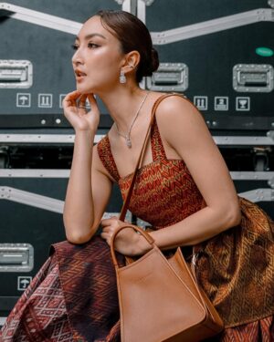 Khemanit Jamikorn Instagram - Make everyday beautiful💛🧡🤎 
.
.
.
#panpanworkmode #panpanhappyday #panpaninworkpoint @longchampth @benela_fashionmaker @kindjewelry.official @kokodanger @powerthanat 🤍🧡🤎👍🏻🌞