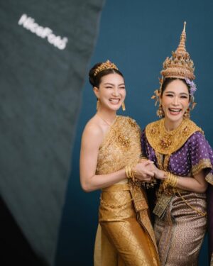 Khemanit Jamikorn Instagram - #แพนแพนผ้าไทย กับ @finaleweddingstudio_co.ltd และ พี่ๆที่รัก ดีใจที่ได้มีโอกาสเป็นส่วนหนึ่งของโชว์ค่ะ💚💛🧡❤️🩷🩵💙💜🤍💖
.
.
.
#panpanworkmode 👱🏼‍♀️☺️✌🏻