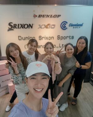 Khemanit Jamikorn Instagram - Good Friends , Good fellow @srixonthailand 🩷 
.
.
.
Very nice to meet everyone ka. 🙏🏻🩷🪽 ขอบคุณพี่แอลนะคะ🙏🏻😚
#panpancakelovegolf ⛳️ @saksoonthorn_rise