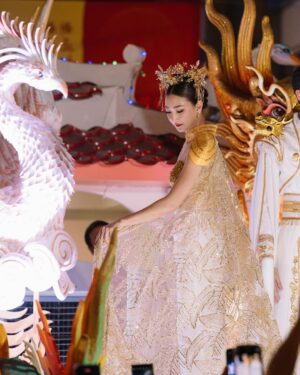 Khemanit Jamikorn Instagram - 108ปี ตรุษจีนปากน้ำโพ มากับจุฬาเฮิร์บค่ะ ครั้งแรกที่ได้มีโอกาสเห็นประเพณีตรุษจีนที่งดงาม และได้ร่วมขบวนแห่ที่ยิ่งใหญ่ของจังหวัดนครสวรรค์ค่ะ 🪭❤️🌤️ 🙏🏻 เป็นเกียรติมากๆๆค่ะ 💛🧡❤️🩷🪭🧧
.
.
.
#108ปีสีสันแห่งศรัทธา @julaherb 🩷🪭 
#ปีมังกรทอง #ราชินีหงษ์สวรรค์ @powerthanat @nun_sunday27 @memories__traveler @chaisiri_stylist @ty_nueng 💕💕💕