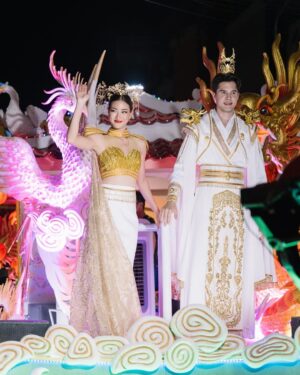 Khemanit Jamikorn Instagram - 108ปี ตรุษจีนปากน้ำโพ มากับจุฬาเฮิร์บค่ะ ครั้งแรกที่ได้มีโอกาสเห็นประเพณีตรุษจีนที่งดงาม และได้ร่วมขบวนแห่ที่ยิ่งใหญ่ของจังหวัดนครสวรรค์ค่ะ 🪭❤️🌤️ 🙏🏻 เป็นเกียรติมากๆๆค่ะ 💛🧡❤️🩷🪭🧧
.
.
.
#108ปีสีสันแห่งศรัทธา @julaherb 🩷🪭 
#ปีมังกรทอง #ราชินีหงษ์สวรรค์ @powerthanat @nun_sunday27 @memories__traveler @chaisiri_stylist @ty_nueng 💕💕💕