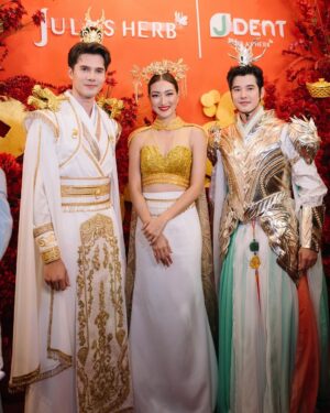 Khemanit Jamikorn Instagram - 108ปี ตรุษจีนปากน้ำโพ มากับจุฬาเฮิร์บค่ะ ครั้งแรกที่ได้มีโอกาสเห็นประเพณีตรุษจีนที่งดงาม และได้ร่วมขบวนแห่ที่ยิ่งใหญ่ของจังหวัดนครสวรรค์ค่ะ 🪭❤️🌤️ 🙏🏻 เป็นเกียรติมากๆๆค่ะ 💛🧡❤️🩷🪭🧧
.
.
.
#108ปีสีสันแห่งศรัทธา @julaherb 🩷🪭 
#ปีมังกรทอง #ราชินีหงษ์สวรรค์ @powerthanat @nun_sunday27 @memories__traveler @chaisiri_stylist @ty_nueng 💕💕💕