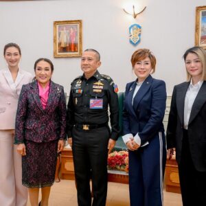 Khemanit Jamikorn Instagram - เป็นเกียรติอย่างยิ่งที่ได้มีโอกาสเป็นส่วนหนึ่งในกิจกรรมของ
กองทัพไทย ที่มุ่งเน้นการเพิ่มโอกาส ส่งเสริม และ ยกระดับความสามารถของนายทหารหญิง เพื่อเป็นแนวทางในการเจริญเติบโตในกาารทำงานต่อไปค่ะ ได้ร่วมพูดคุยในหัวข้อ 
#การพัฒนาศักยภาพของนายทหารหญิงของกองทัพไทย ค่ะ 
ทุกๆคนมีศักยภาพในตัวเองมากมาย ขอให้เชื่อมั่นในตัวเอง เห็นคุณค่าในตัวเรา และ มีจิตใจที่แข็งแรงในการไปให้ถึงสิ่งที่ตั้งใจนะคะ 👍🏻🙏🏻🩷 
ดีใจมากๆที่ได้เจอ พี่อ้อย พี่อ๋อย และ พี่เดียร์ ผู้หญิงเก่งทั้งสามท่านค่ะ💖👍🏻✨😄
.
.
.
#แพนแพนเรื่องราวดีดี #youknowwhatimwearing 🩷