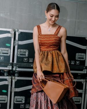 Khemanit Jamikorn Instagram - Make everyday beautiful💛🧡🤎 
.
.
.
#panpanworkmode #panpanhappyday #panpaninworkpoint @longchampth @benela_fashionmaker @kindjewelry.official @kokodanger @powerthanat 🤍🧡🤎👍🏻🌞